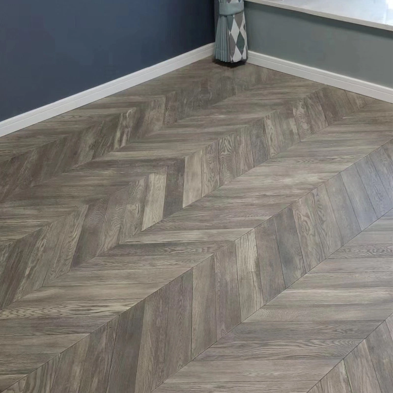 En el interior de roble de estilo nórdico de espina de pescado Parquet multicapa suelos de madera maciza