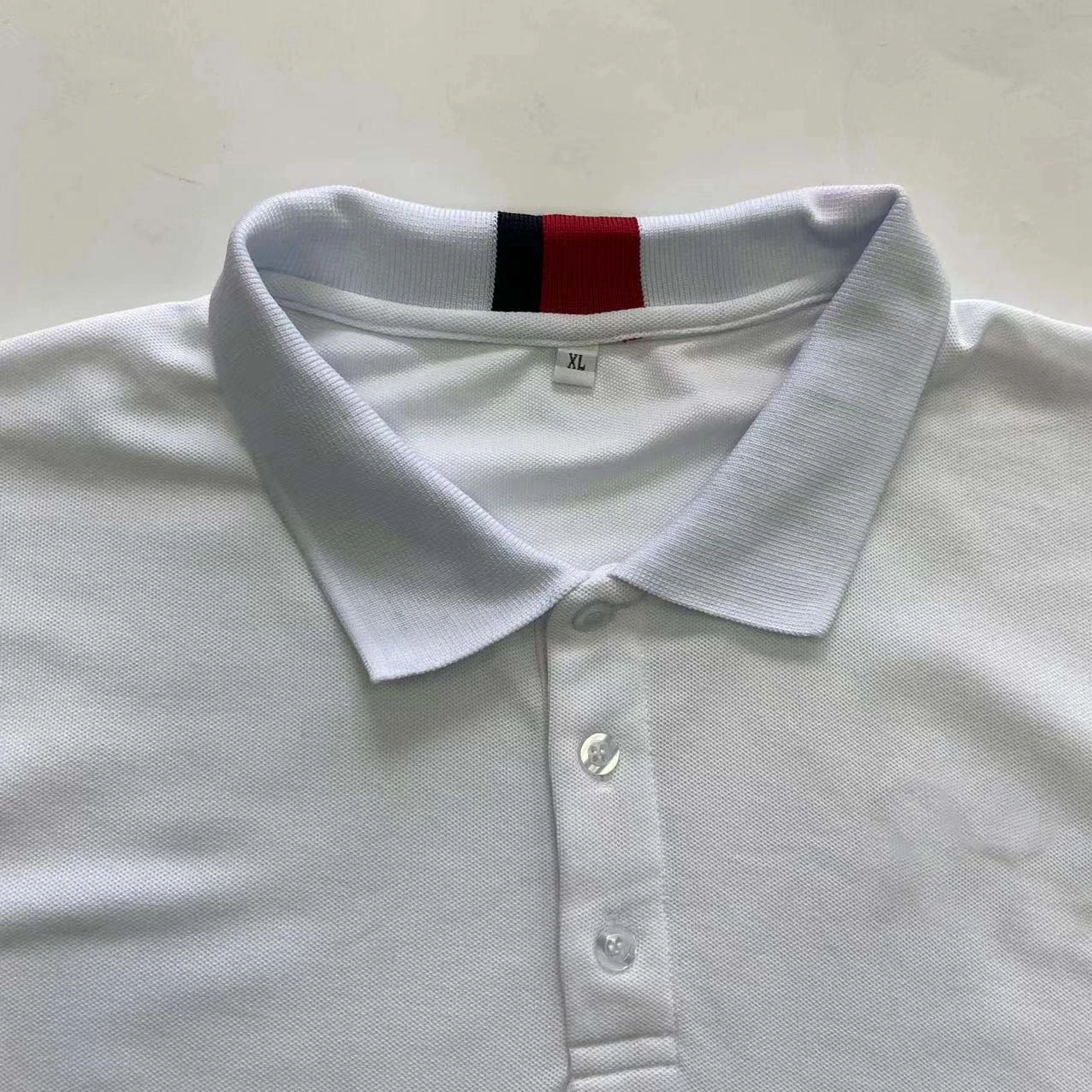 Comercio al por mayor de la moda de los hombres personalizados Camisa polo manga corta 100% algodón de 220 gramos de Golf de hombre camisetas polo