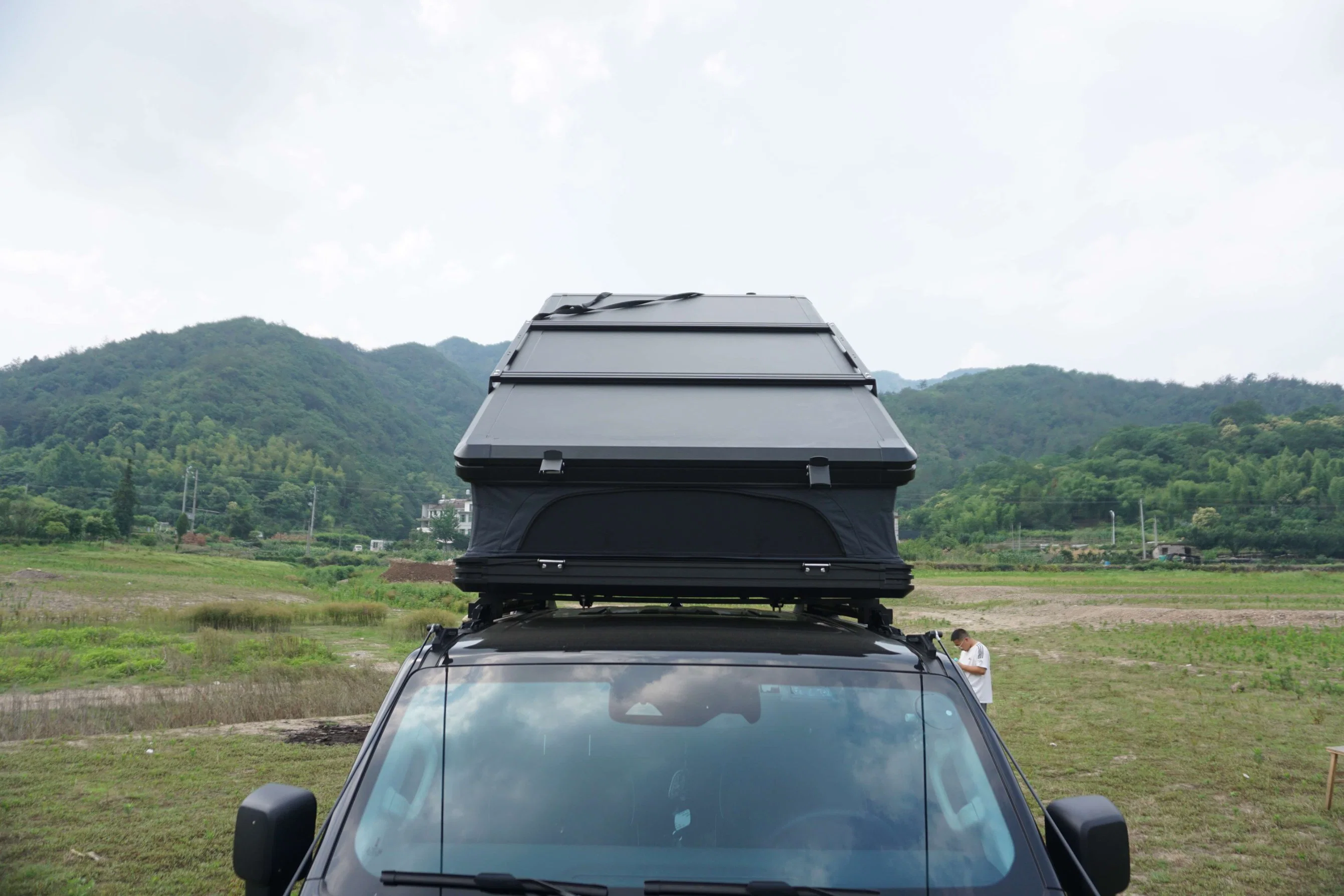 Outdoor Camping Aluminum 4 Person Car Rtt Hardtop Black Rooftop Tent