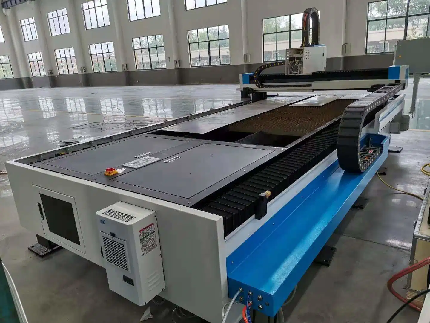 Auto Focus Fiber Laser Cutting Machine for Process Sheet Metal Automatic CNC Controller