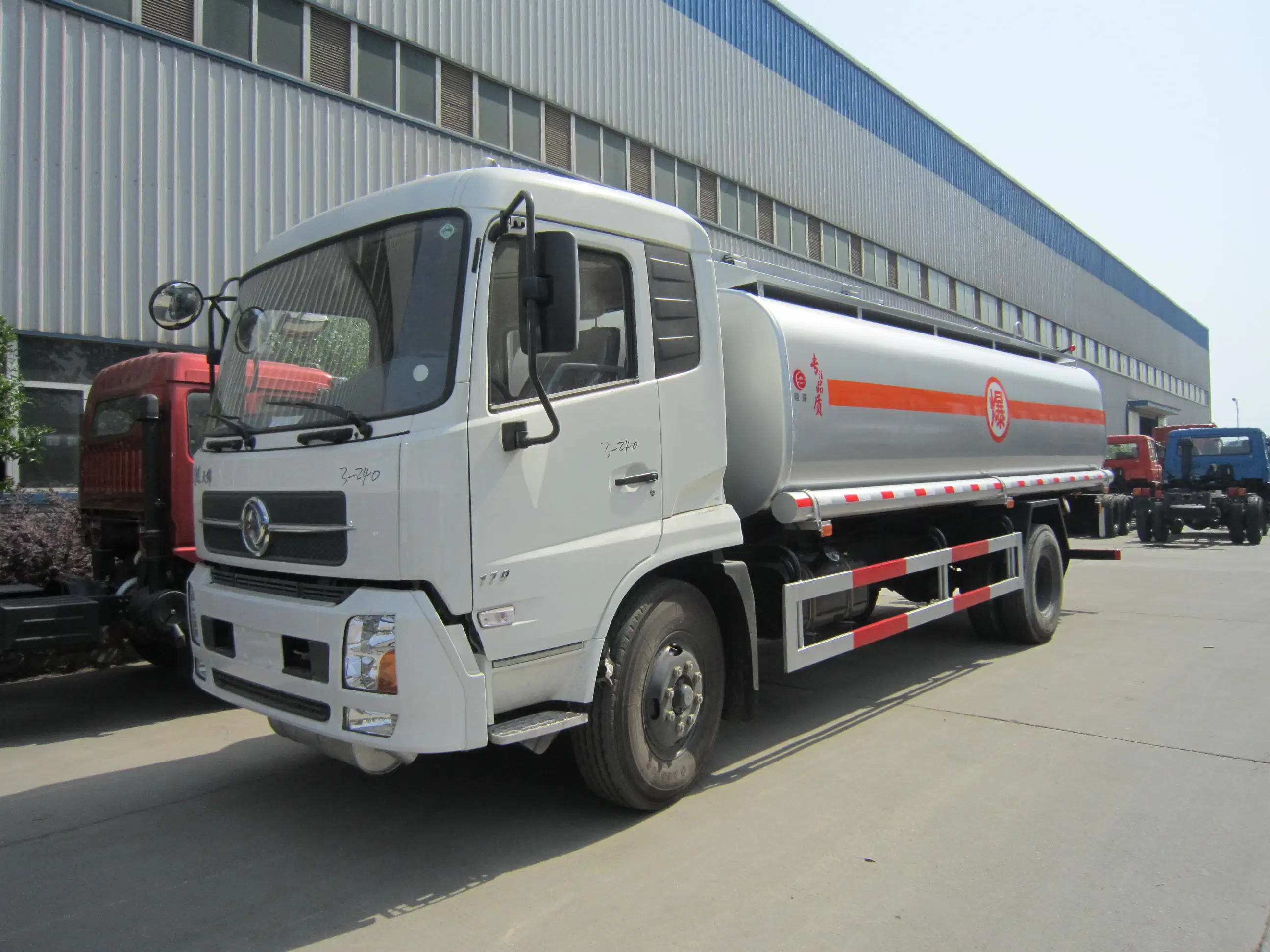 Usine chinoise fabriquée Dongfeng 4X2 Camion-citerne à essieu simple de 15000 litres pour essence et diesel, camion-citerne de ravitaillement de 10 tonnes avec distributeur de carburant à vendre.