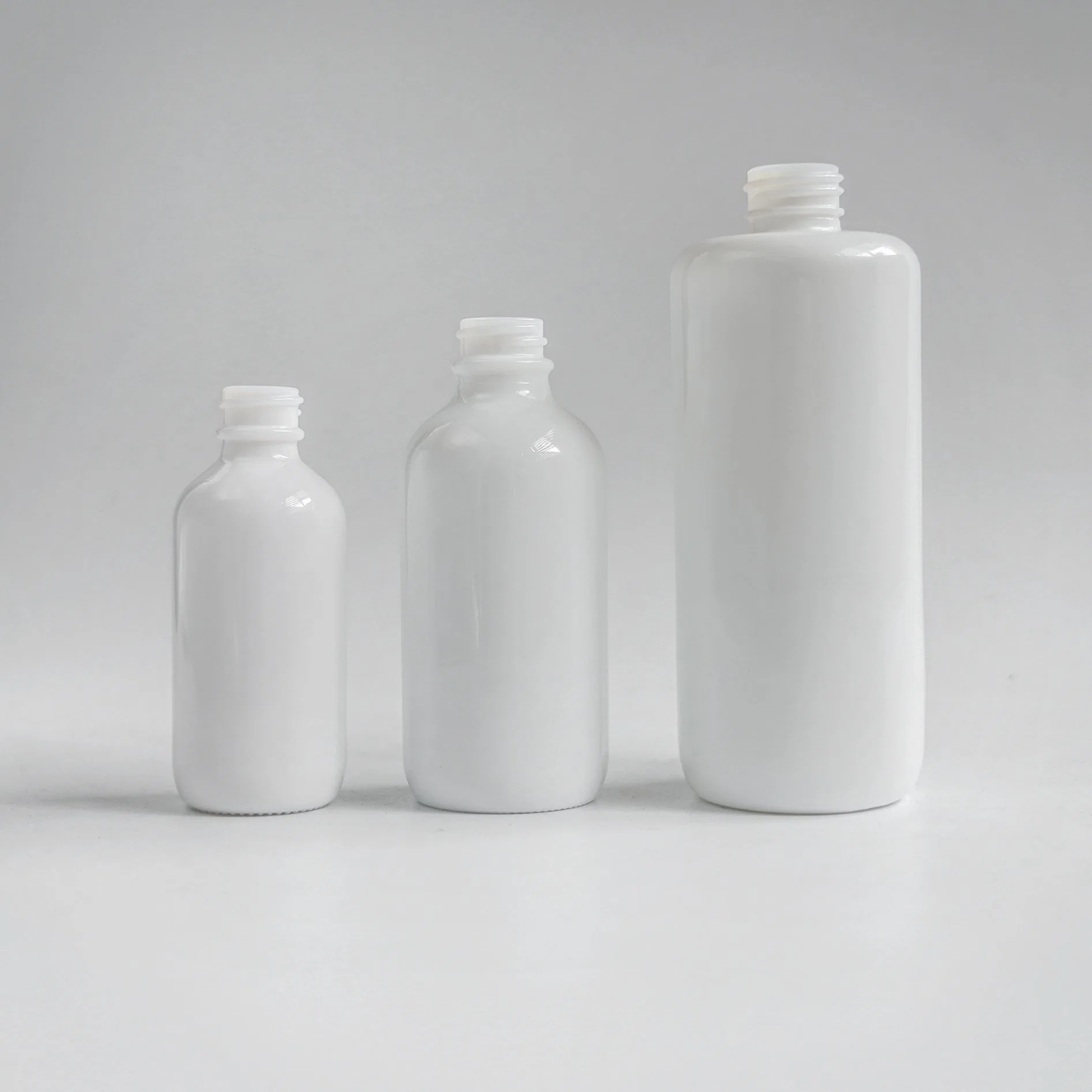 Ceramic White Round Essential Oil Cosmetic Bottle for Wholesale/Supplier