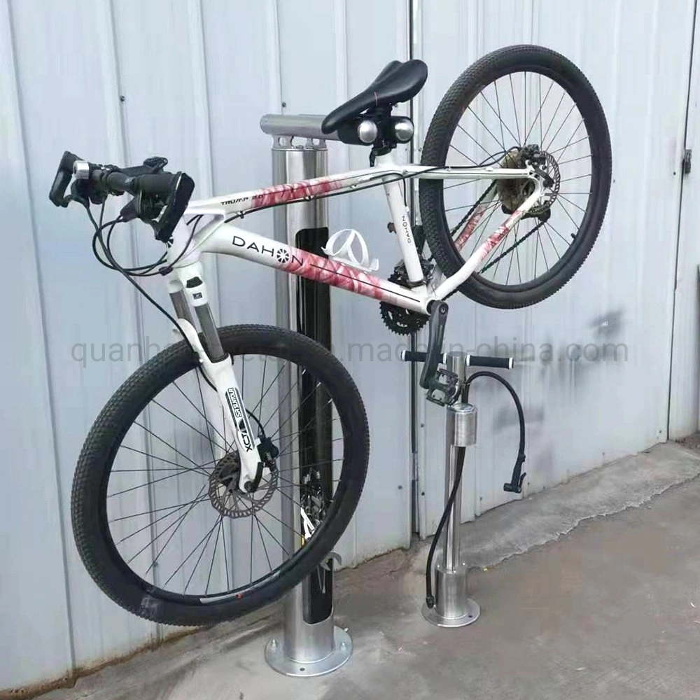 Station de réparation de vélos entièrement équipée en plein air avec outils et pompe.