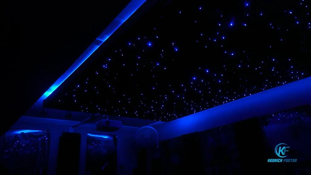 Efecto de luces parpadeantes RGB LED de fibra óptica en el techo estrellado del cine en casa