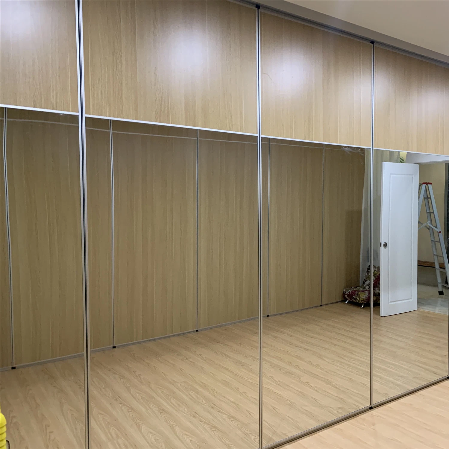 Customized Soundproof Glass Sliding Folding Partitions Movable Walls for Office/Conference Room/Meeting Room