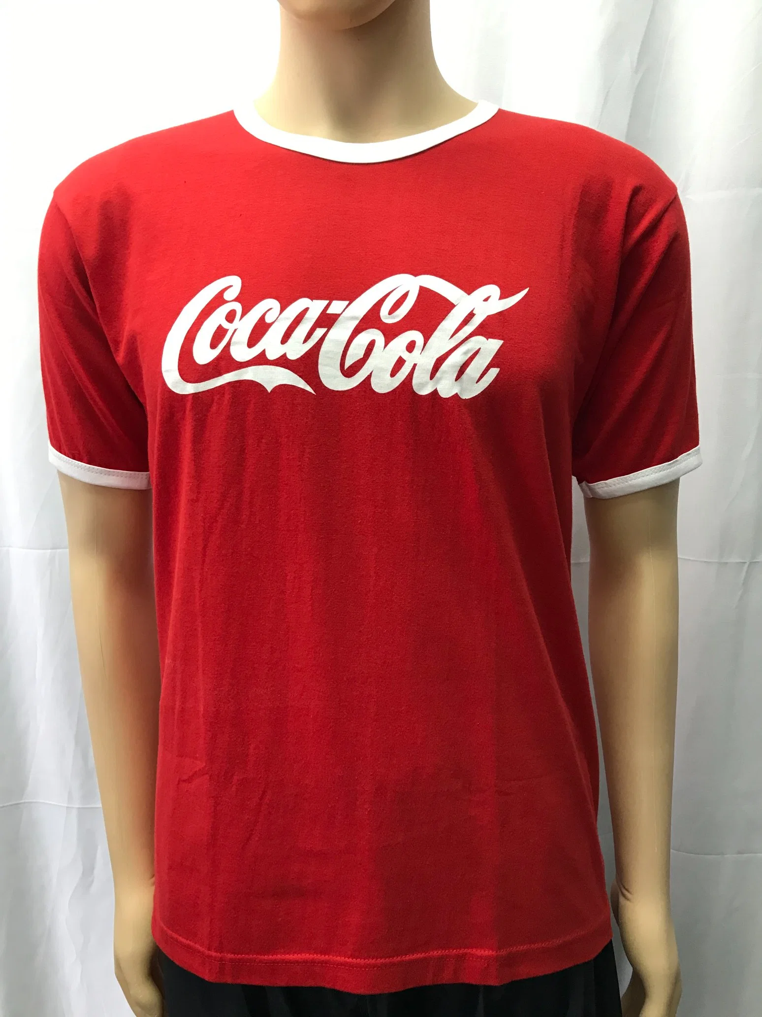 La publicidad impresa rojo Tshirt con su propio diseño de logotipo