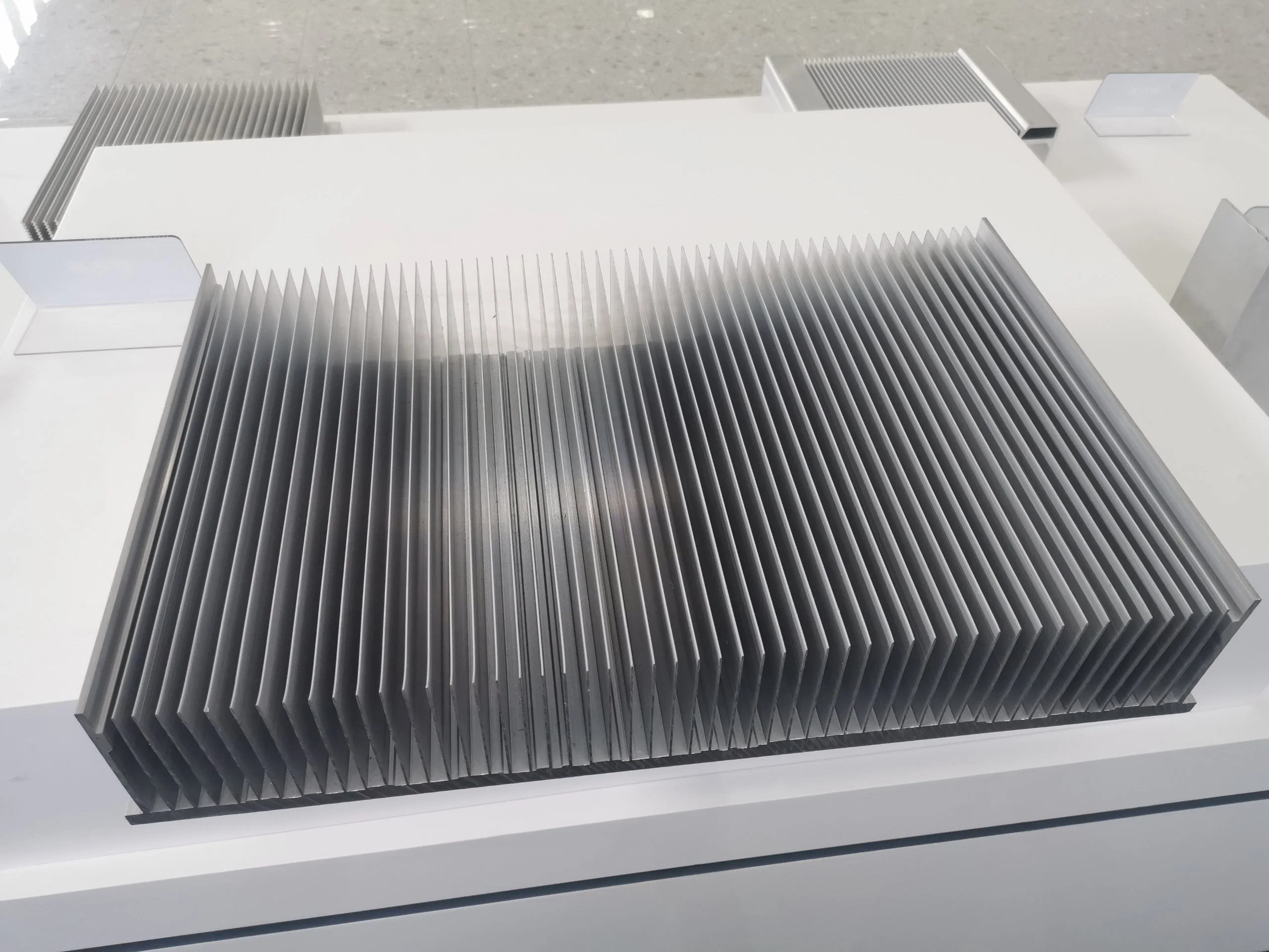 Großer Kühlkörper aus 6063 Aluminium Extrusion und CNC-Bearbeitung