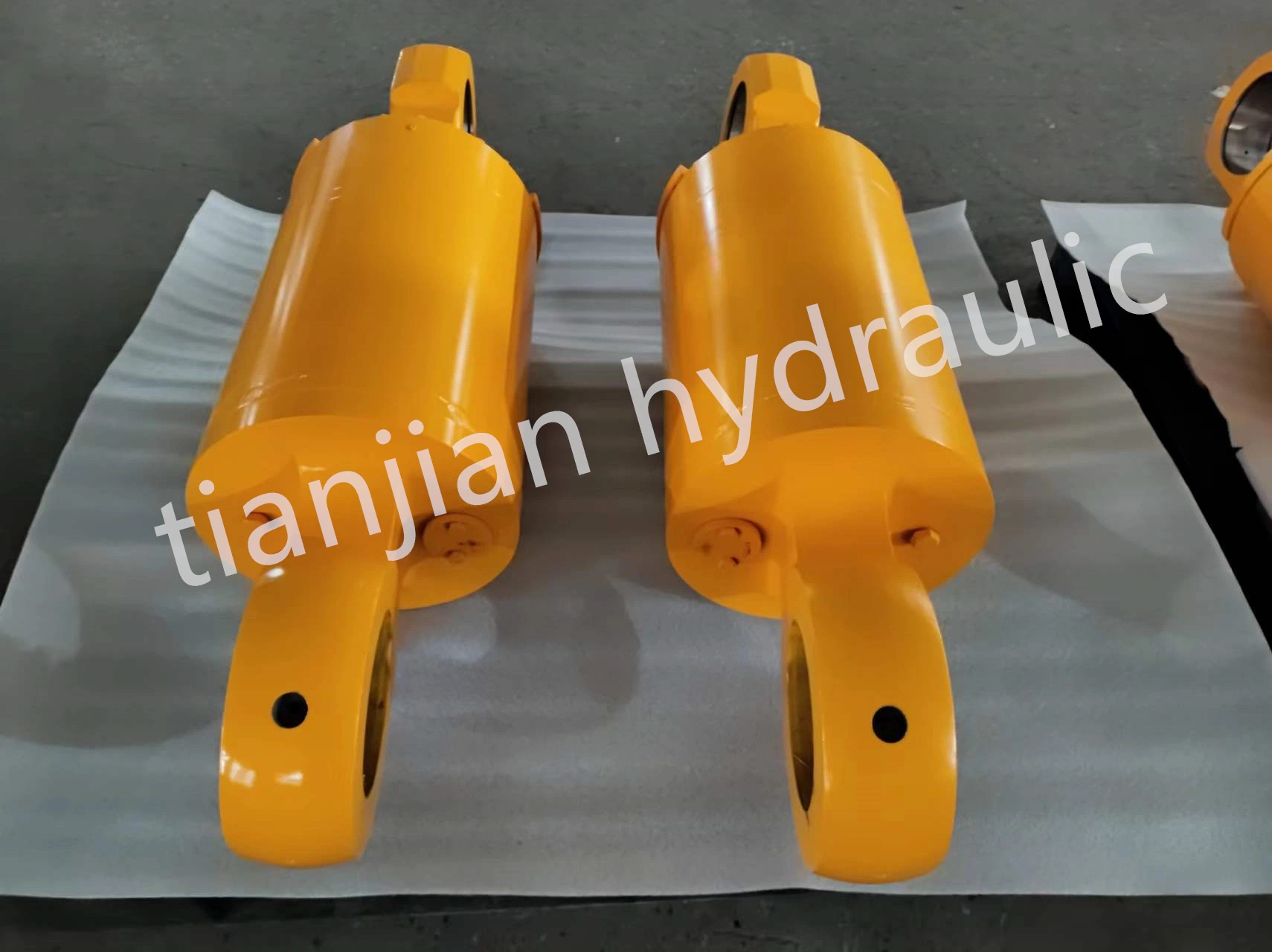 Factory Supply Rear Suspension Oil Nitrogen Cylinder for Mining Dump Truck