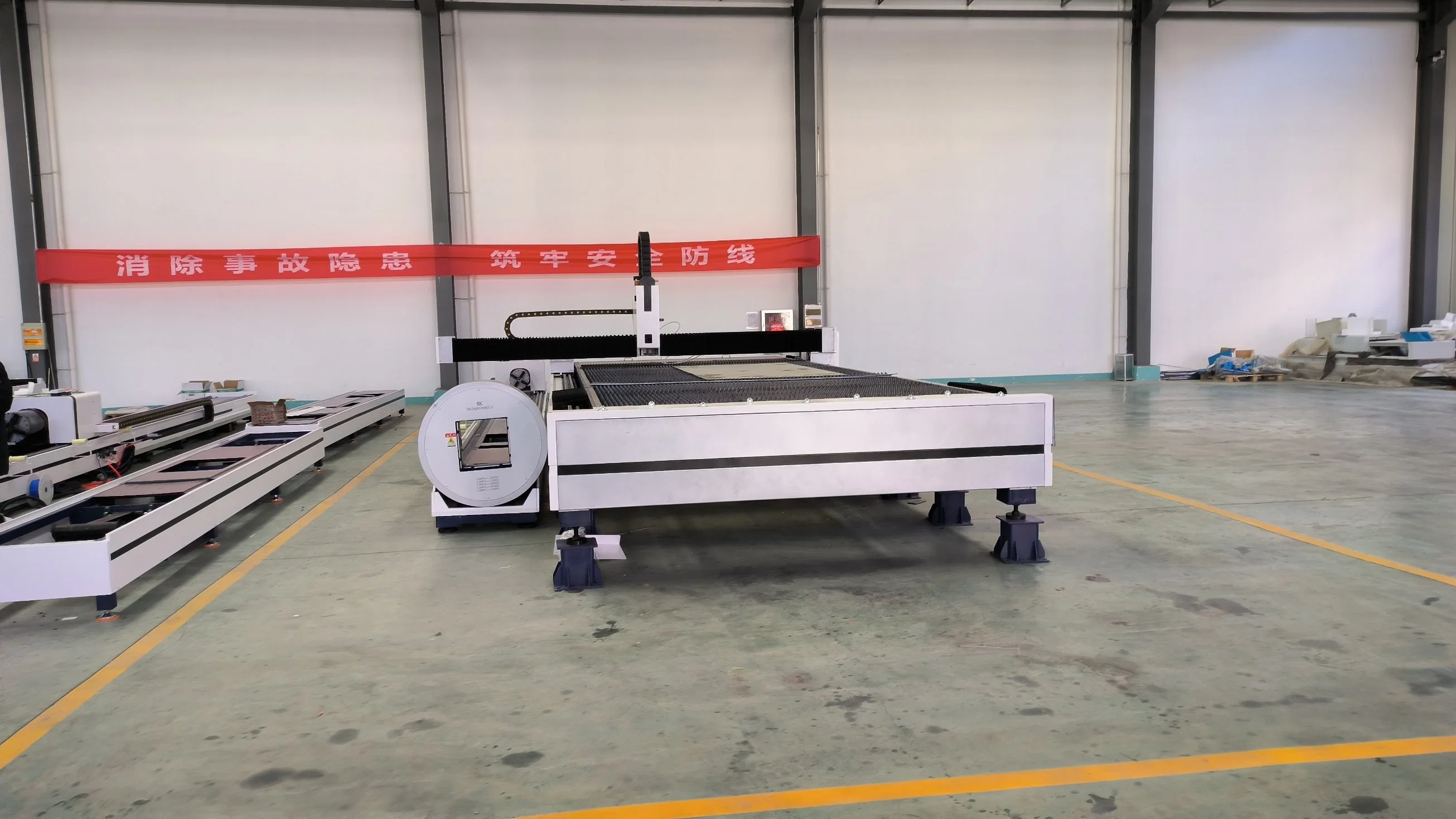 Monthly Deals Metal Tube and Plate Fiber Laser Cutting Machine with Rotary Device