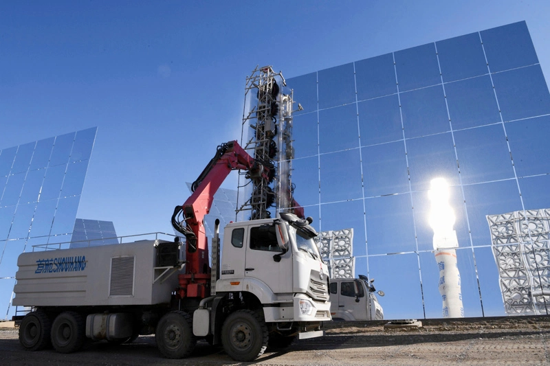 Veículo de limpeza de espelho térmico para Power Station fototérmica Solar fotovoltaica Carro de limpeza do espelho solar