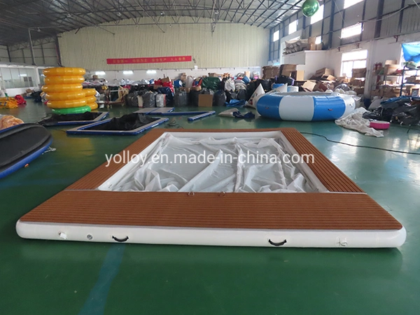 Yate inflable de medusa. Plataforma flotante para nadar en el océano con red.