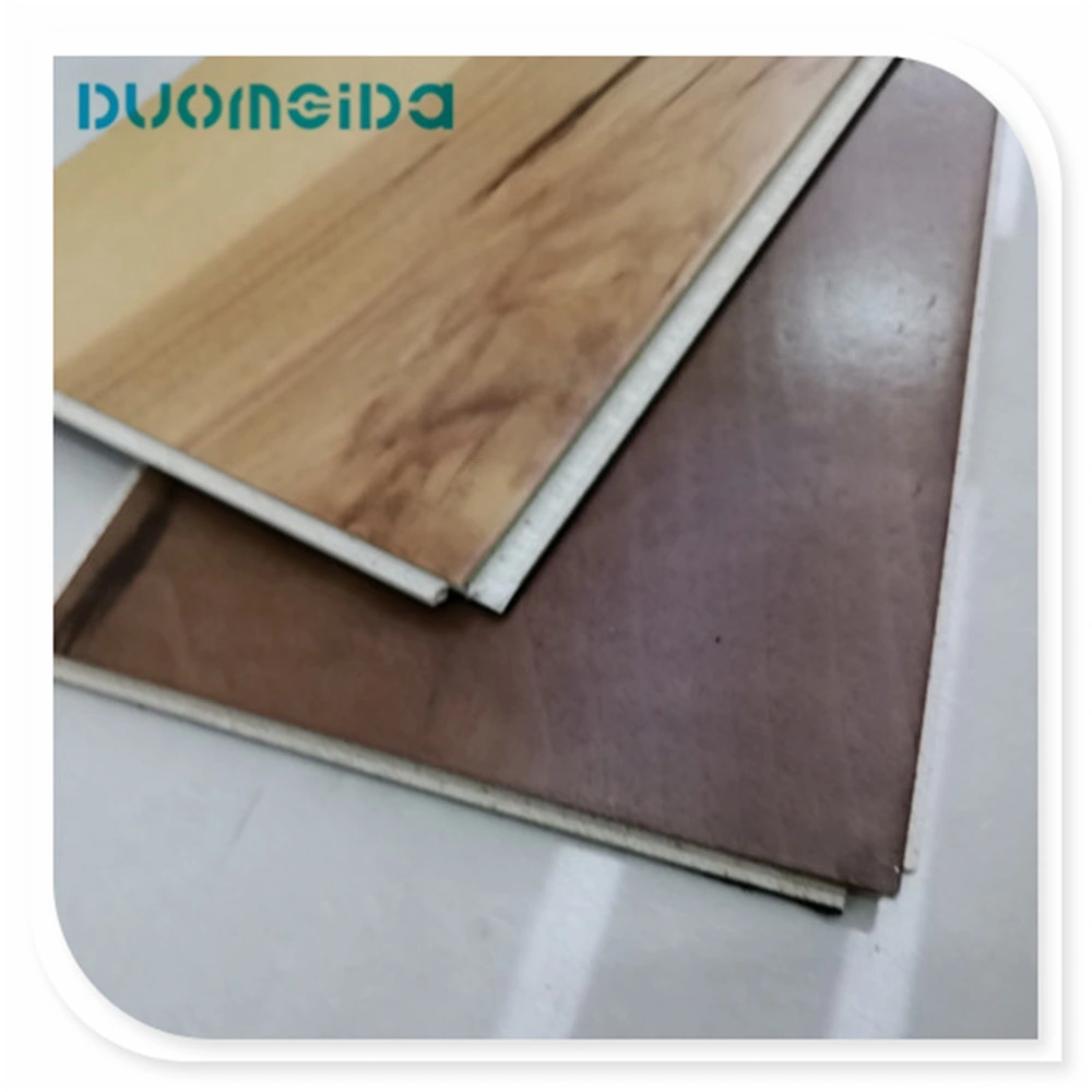 Revêtement de sol en vinyle en plastique PVC LVT SPC à clic imperméable au design en bois.