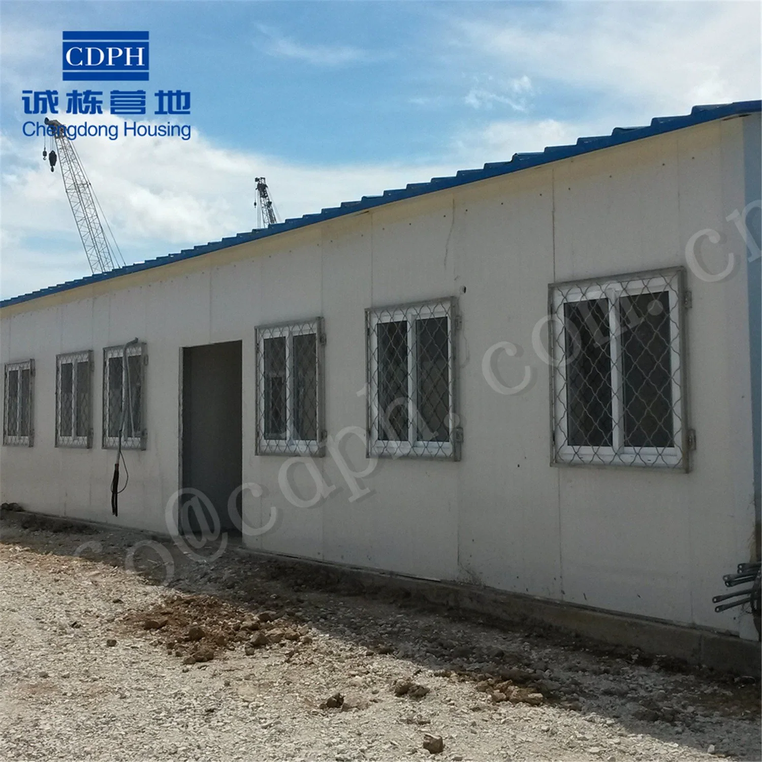 Prefabricated Building with Solid Structure and Insulated Panels