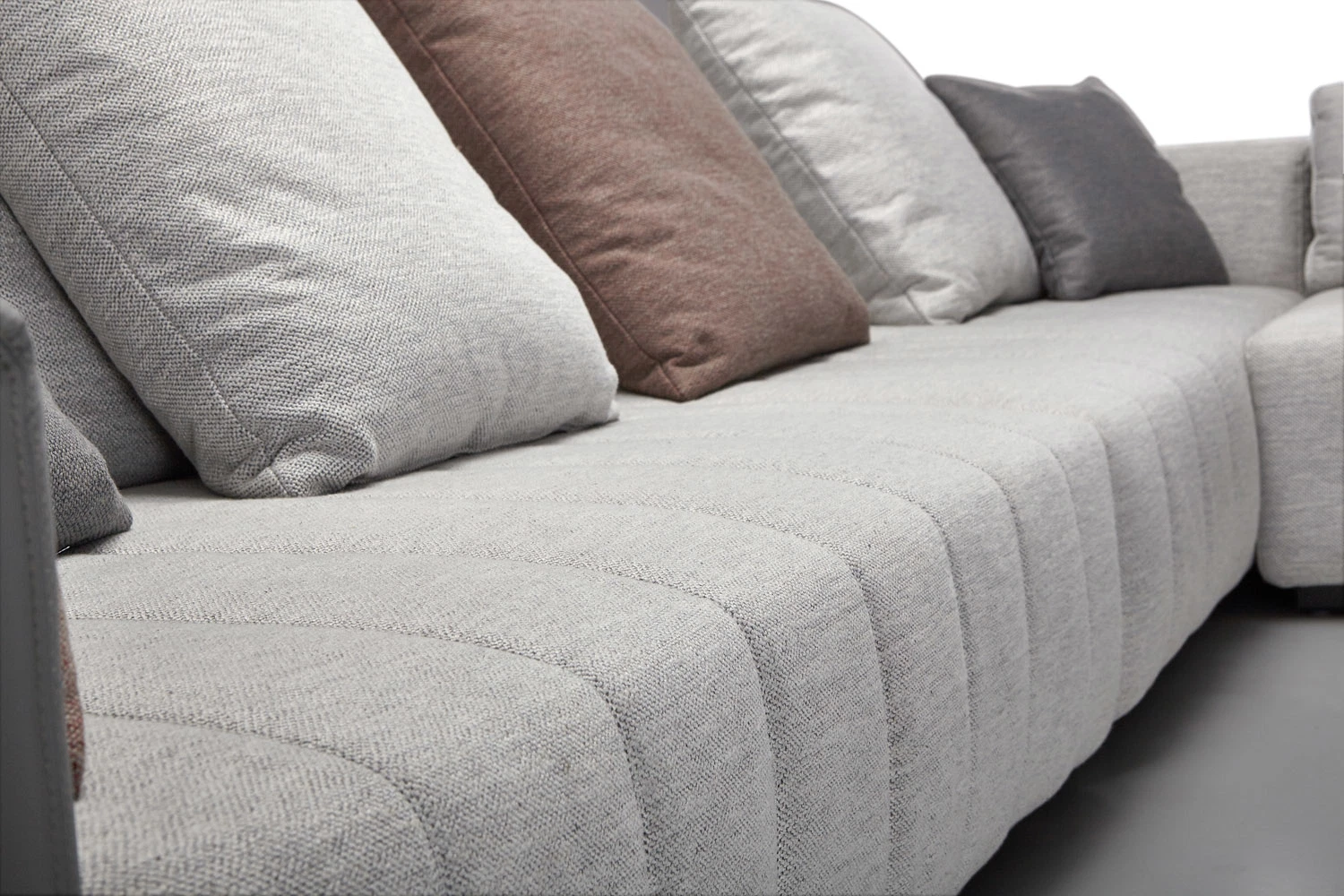 أثاث منزل إيطالي معاصر حديث لفيلا المعيشة غرفة ديفان أريكة جلدية مقطعية من القماش وأريكة يمكن تحويلها إلى سرير