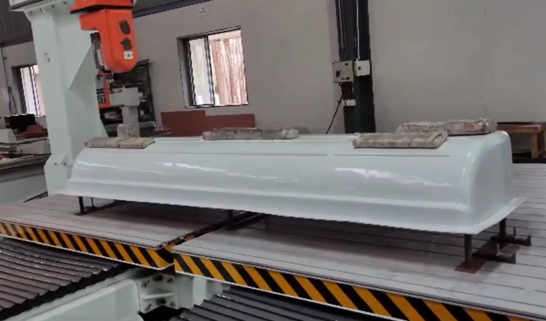 Rbt 5 Axis Twin Table CNC Router to Cut Heavy Gauge Thermoformed Parts with Syntec System