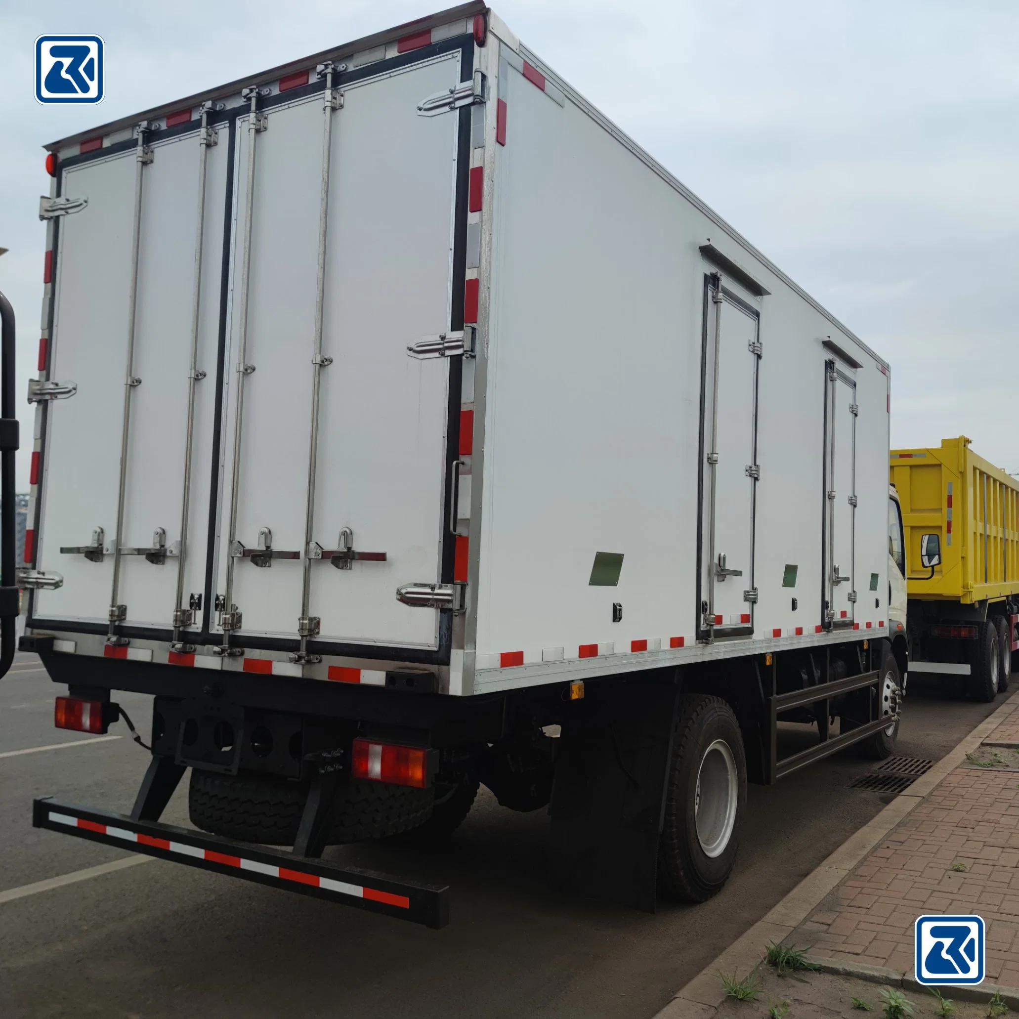 La Chine HOWO Sinotruk/4X2 5 tonne /10 tonne congélateur de transporteur de fret de refroidissement Van / Lumière / camion/aliments Réfrigérateur/congélateur/véhicule/prix pour les camions réfrigérés/Gel/boîte