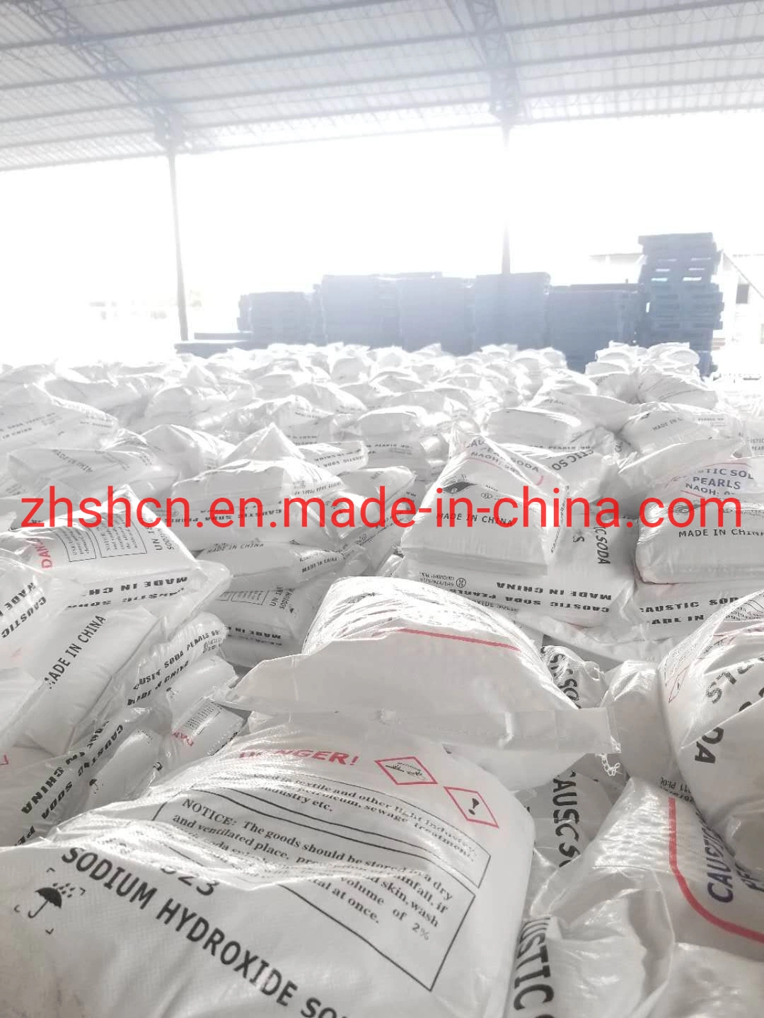 Pearl Caustic Soda Price Manufacturer Industrial Grade White Flaky Solid 99% Naoh Soda Flakes