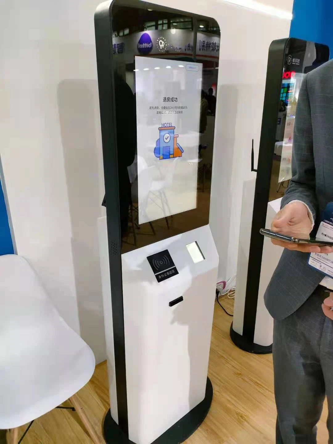 L'automatisation 32 pouces écran tactile Airport Hotel Auto vérifier en kiosque avec système de logiciel