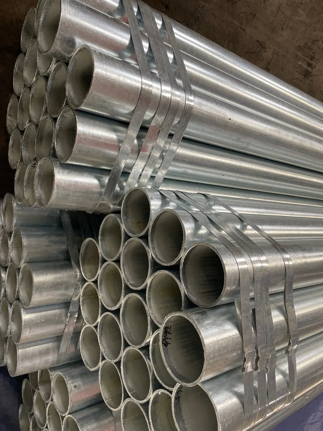 Las normas de producto cumplen con ASTM A500, ASTM A53, ASTM A795, BS1387, BS En10255, En 10219, BS 1139, BS 39. Fábrica de tuberías de acero galvanizado