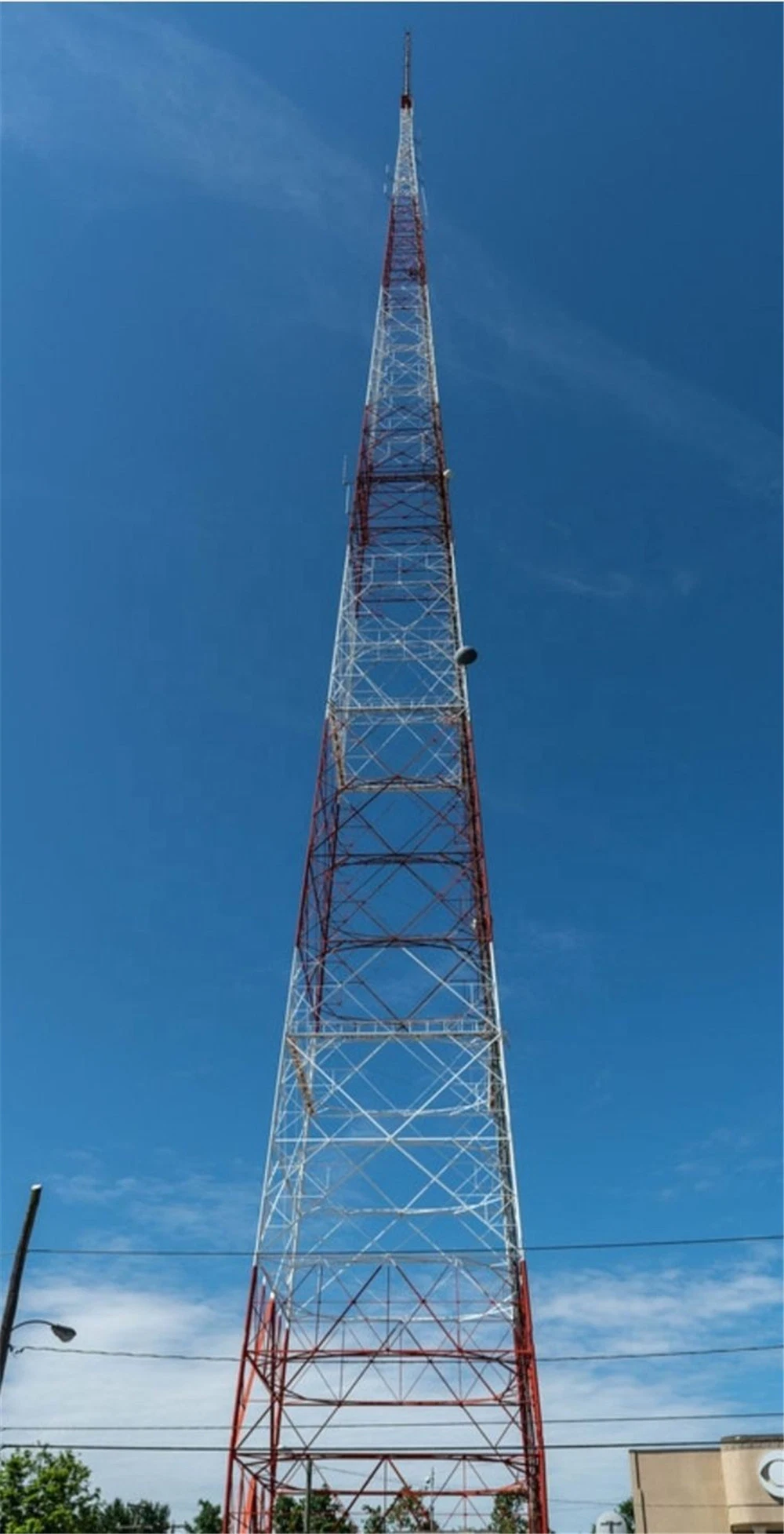 Torre de aço com retículo de aço com suporte automático e ângulo de telecomunicações de 90 m.