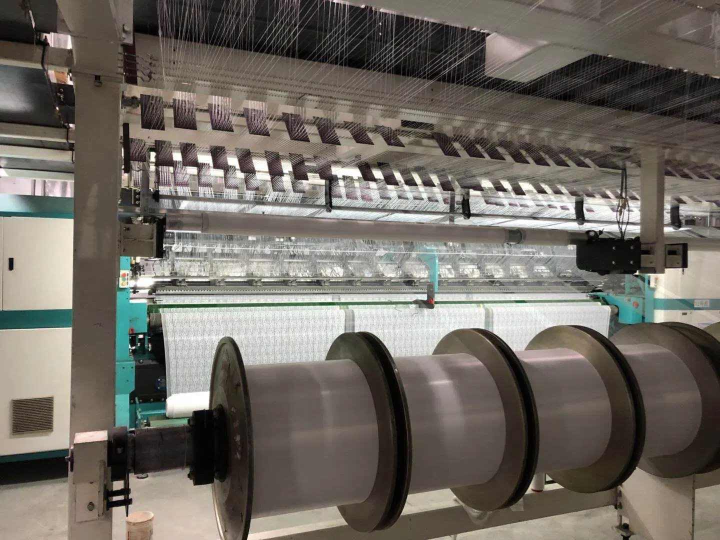 Machines Raschel pour la production de textiles à fort étirement