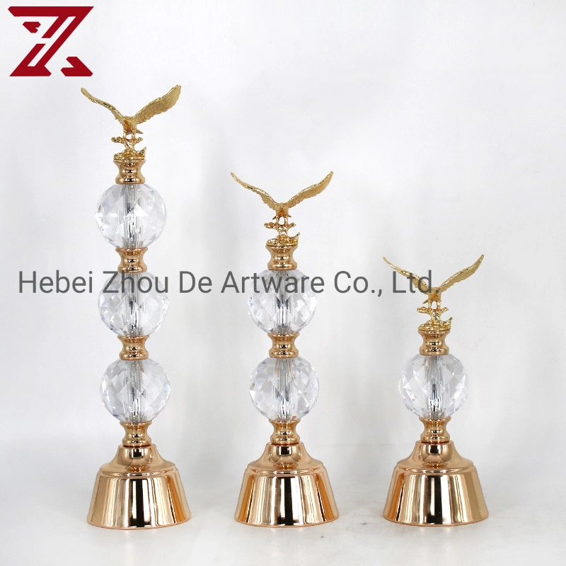 Wholesale/Supplier Golden Flying Eagle Design Metal Crystal Ball Craft for Gift Home Decoration