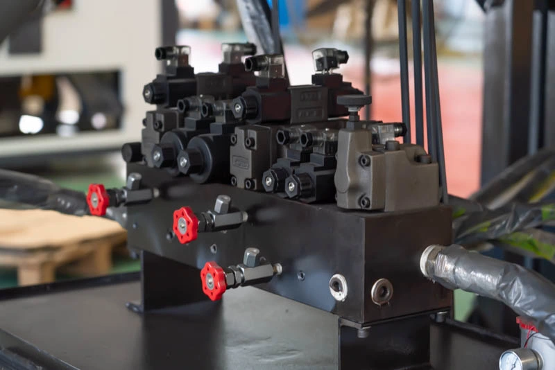 Machine de moulage par soufflage de bouteilles en plastique à une seule station