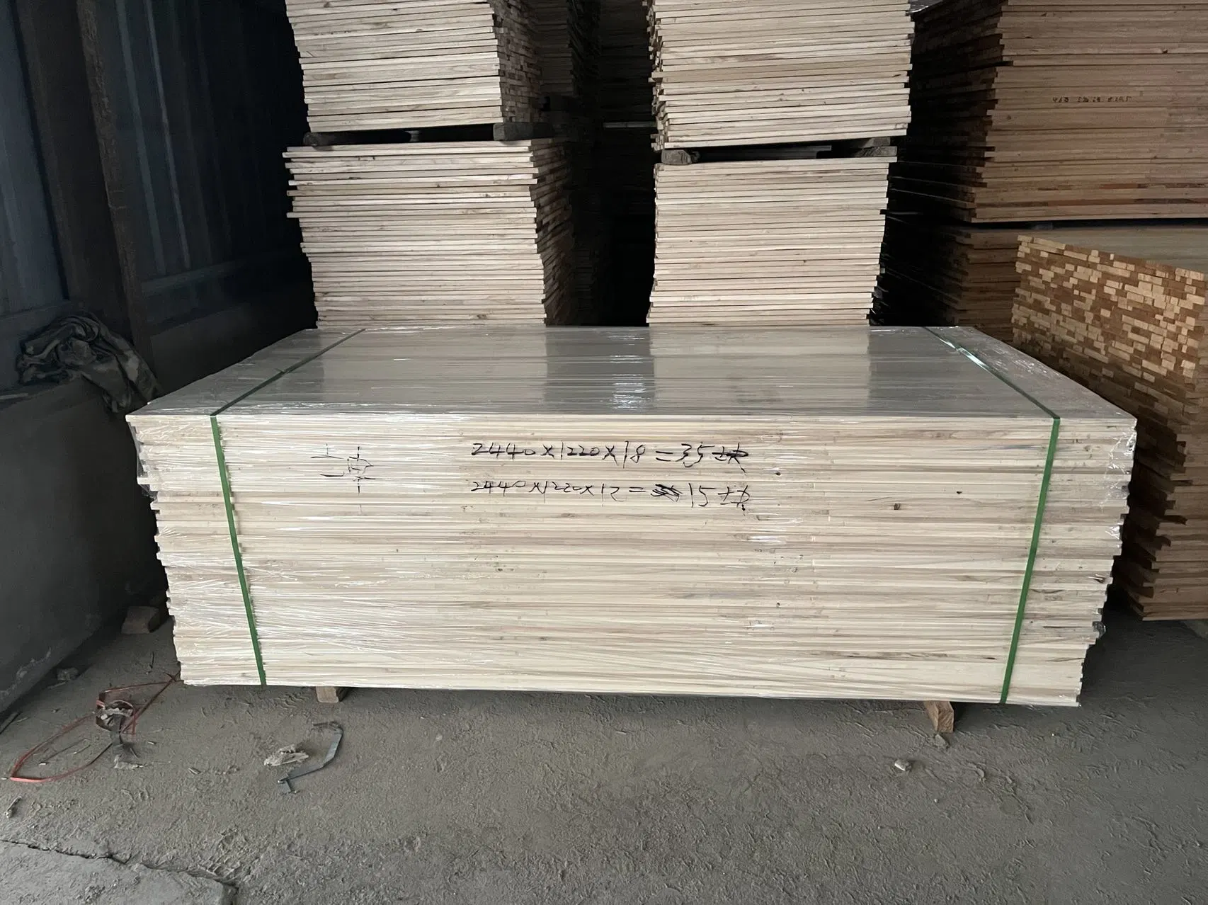 Manufacturers Supply Poplar Straight Plywood Poplar Plywood Wood Bar Various Specifications of Poplar Board Decoration Solid Wood Board