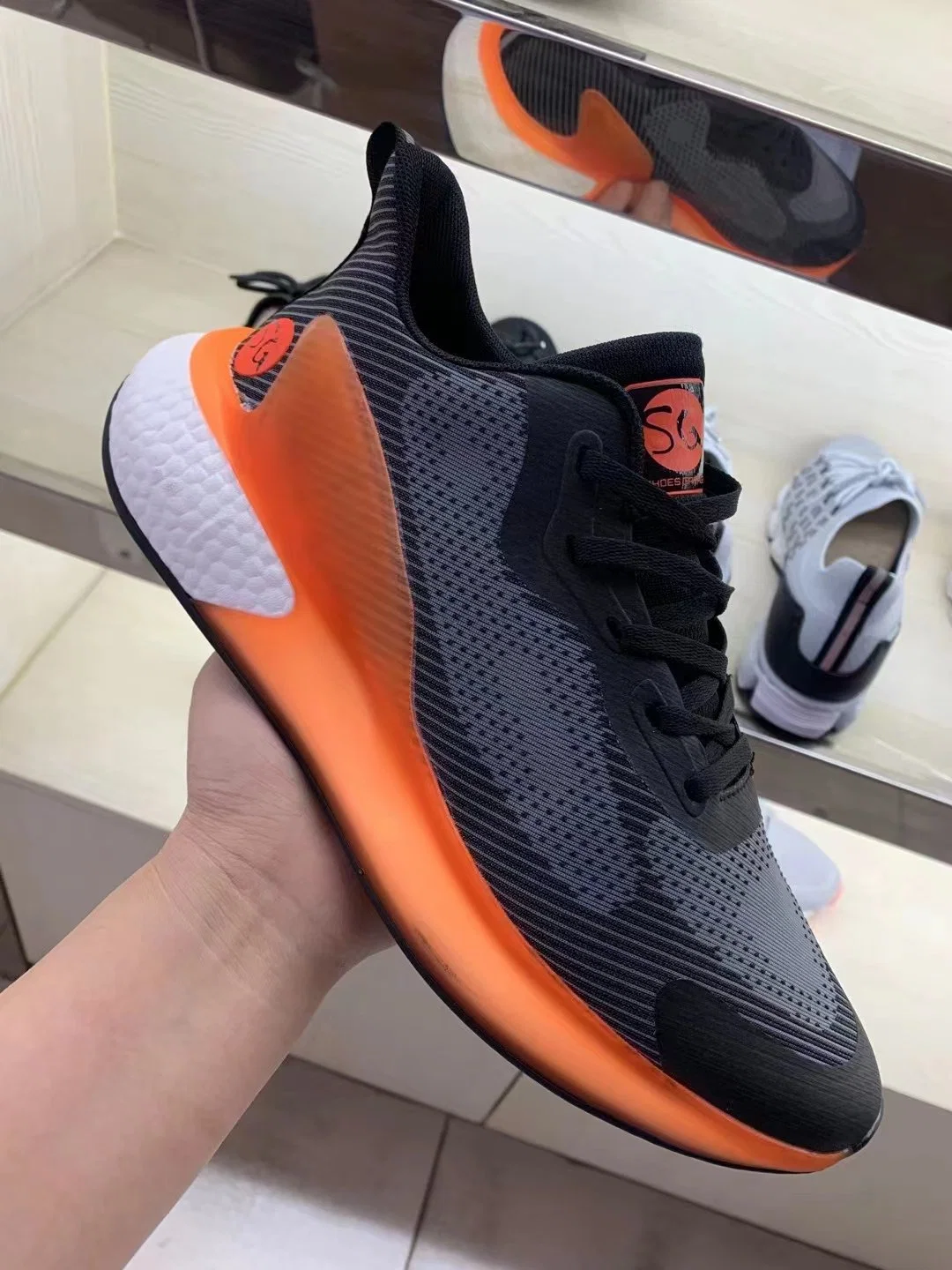 Nouveau style de chaussures de sport à la mode avec faible MOQ en stock, chaussures de course de marque en gros pour femmes et hommes, chaussures décontractées populaires