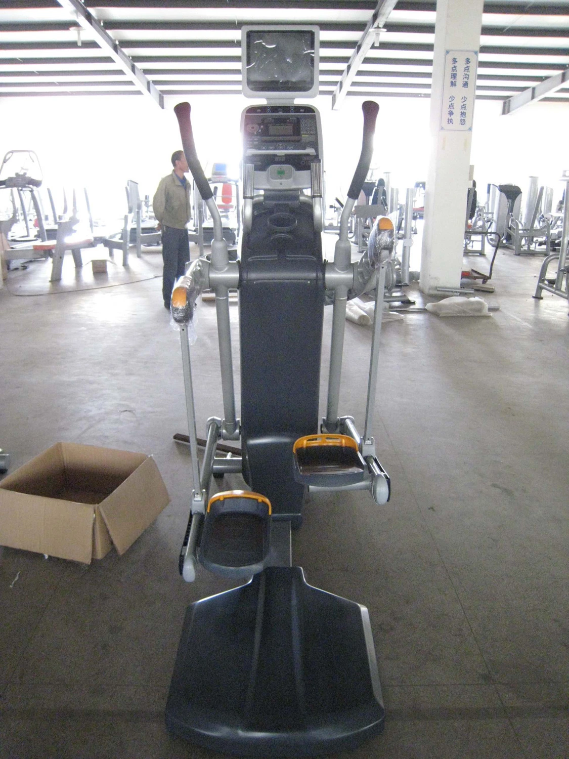 Luxuriöser Precor Amt Adaptive Motion Elliptical Trainer mit TV