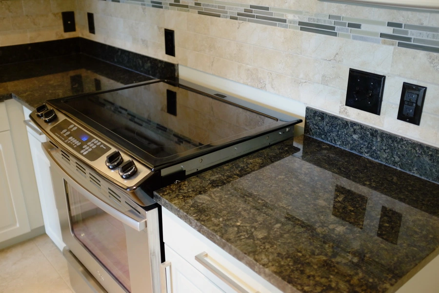 Polished Tiles Green Granite Emerald Pearl Countertops