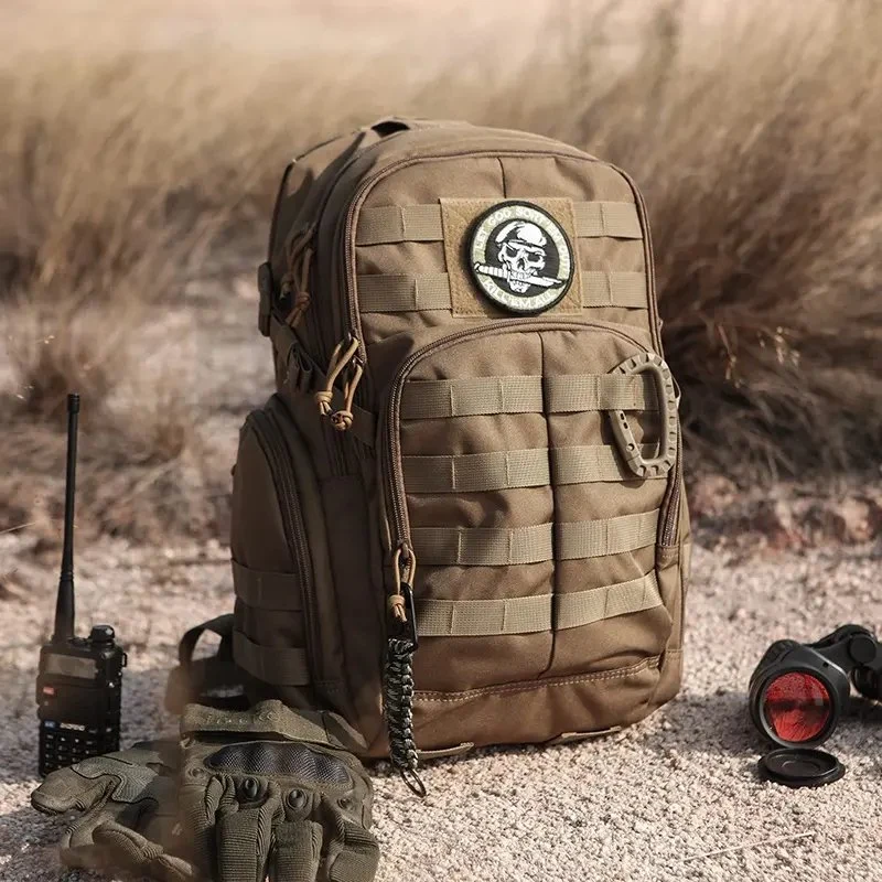 Sac à dos tactique de survie en expédition de randonnée personnalisée avec camouflage de chasse modulaire et système d'hydratation de 25L.