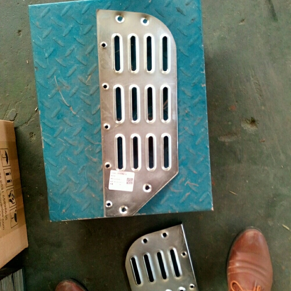 Antiskid Step Left and Right Side Wg1642230109/Wg1642230110 for Sinotruk HOWO