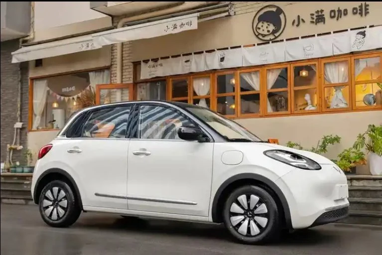 Mini-voiture de voiture de voiture de voiture de voiture de voiture de Chevrolet Wuling Bingo 203km 2023 version Véhicules électriques neufs à 4 places