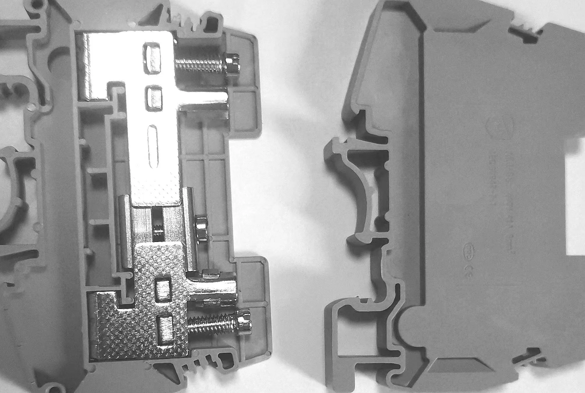 Screw Connect Clamp Wire Distribution Terminal Block on DIN Rail Mount Copper Busbar Through Panel Terminal Strip Block