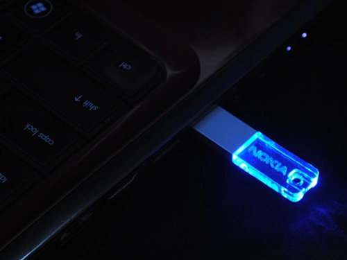 Mini Slim Light Up USB Flash Drive Custom 3D Logo (شعار مخصص ثلاثي الأبعاد لمحرك أقراص USB محمول قليل السمك محرك أقراص Pen مع منفذ USB شفاف محفور عليه من الأكريليك