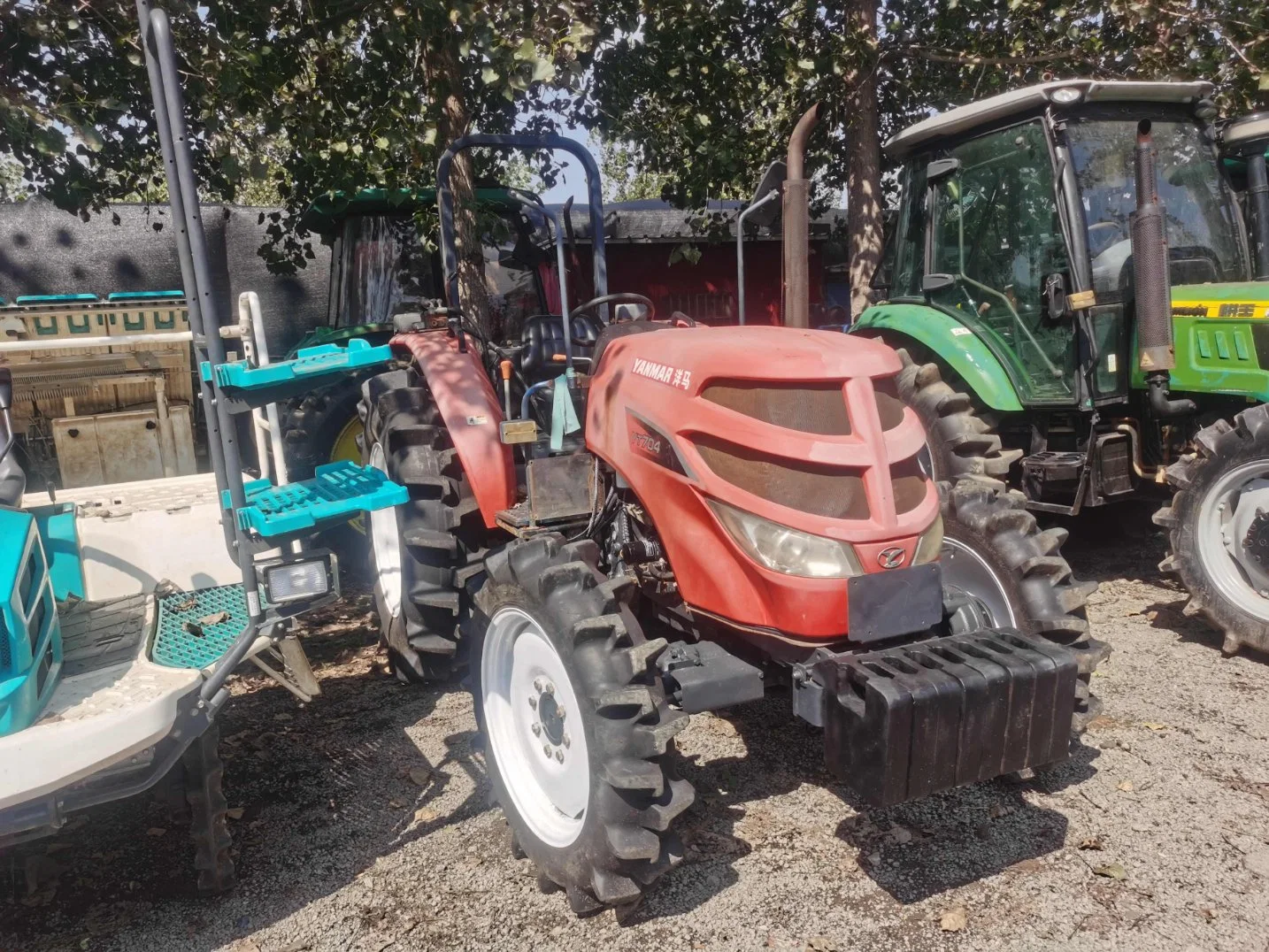 Granja utiliza maquinaria agrícola Tractor Yanmar704