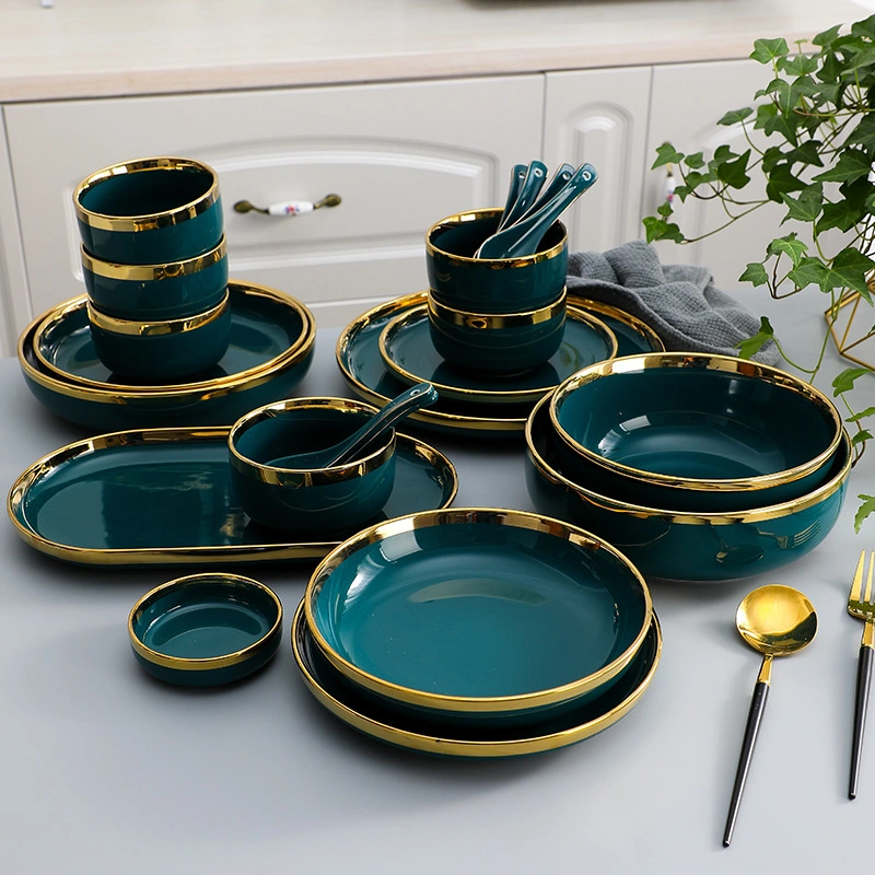 Service de vaisselle en céramique de style nordique de luxe avec assiettes en porcelaine dorée.