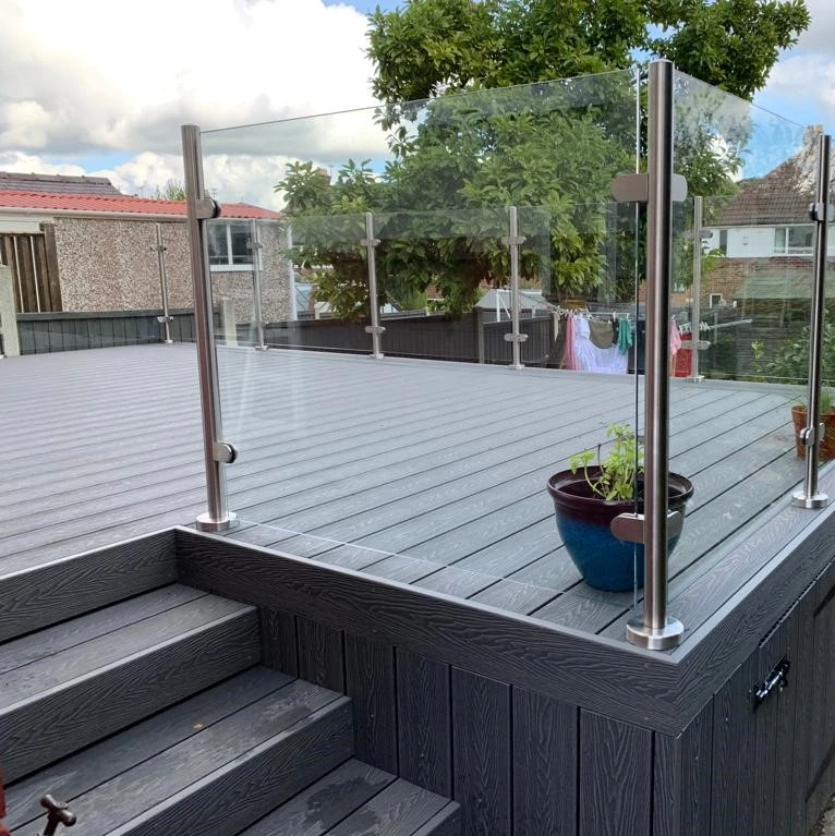 Rampe en verre de balcon en acier inoxydable avec profilé en U en aluminium semi-sans cadre.