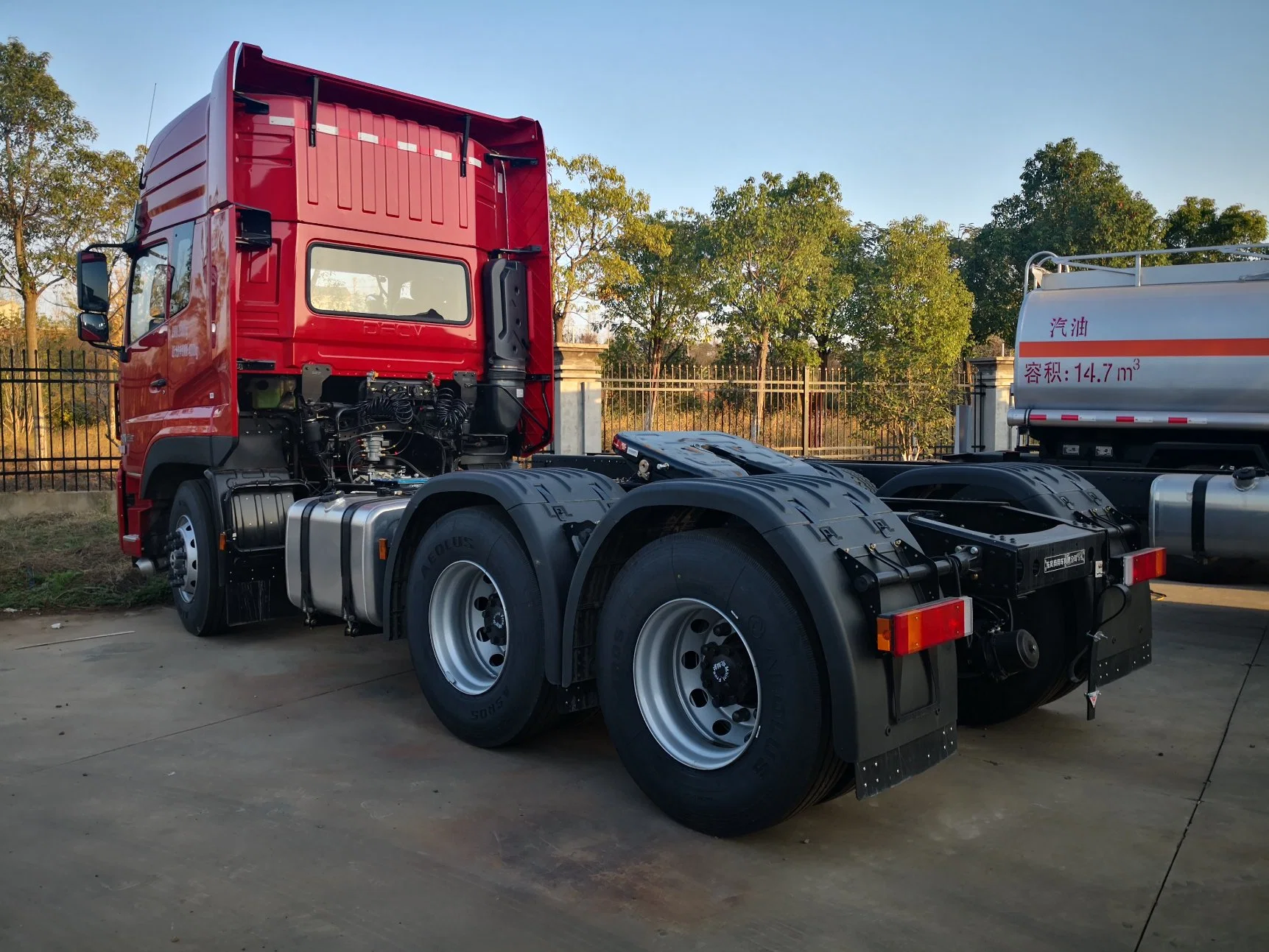 Novo Dongfeng 6X4 VEÍCULO TRACTOR Chefe 420 HP Cabeça Reboque Euro 3 Esquerda de Acionamento Direito do preço de fábrica personalizada