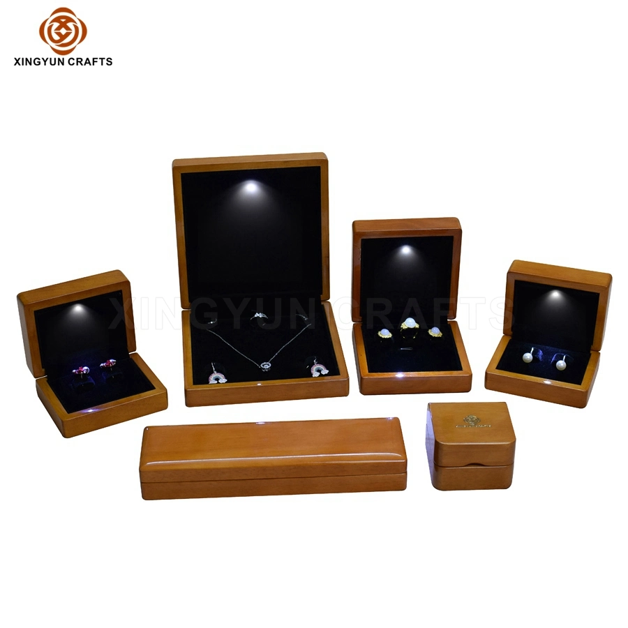 Glänzende Ahorn Schmuck Set Paket Box Holz Ring Ohrring Anhänger Armband Uhrenbox mit LED-Licht