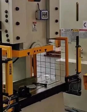 La potencia de 200t CNC punzonadora de prensa neumática de estampación metálica automática