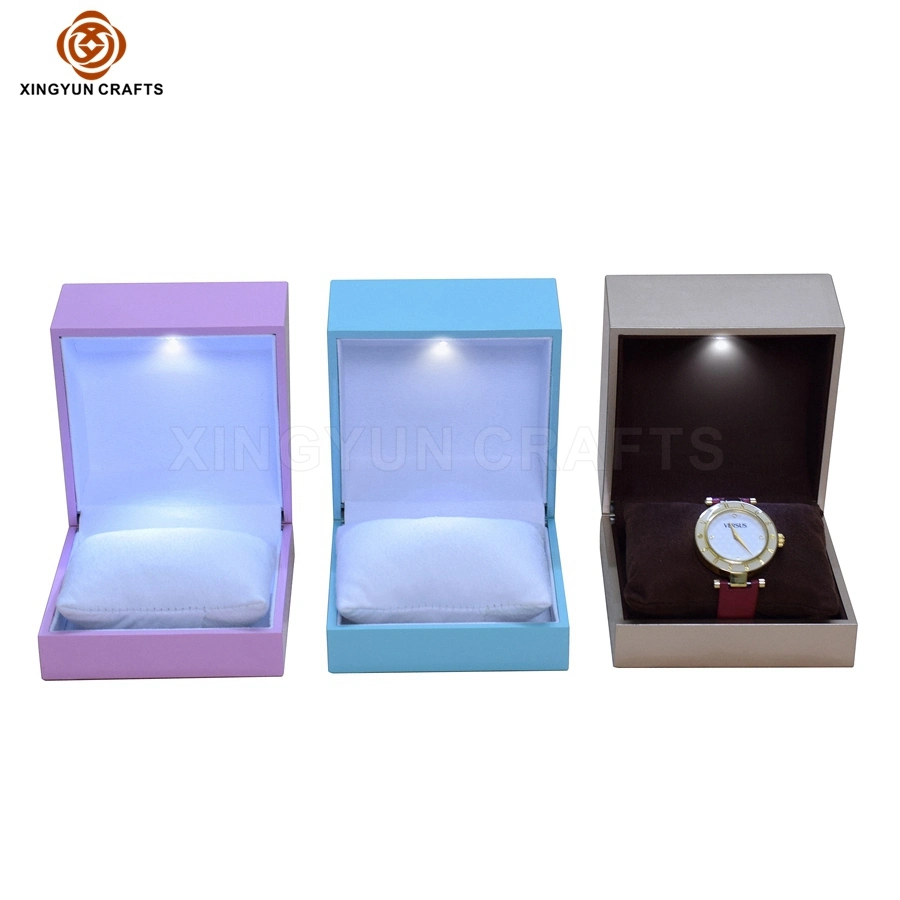 Boîte d'emballage de bracelet de montre en bois brillant de luxe personnalisé avec peinture, de haute qualité, avec boîte de rangement en bois cadeau avec LED.