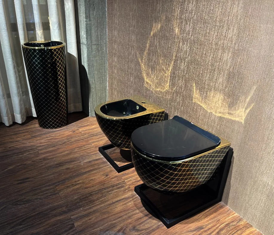 Bathroom Sanitaryware Fittings Bidet Black Gold Wc One Piece Closet Toilet Set with Pedestal Basin

Ensemble de toilettes avec bidet, robinetterie de salle de bains, WC noir et doré, cuvette monobloc avec lavabo sur pied.