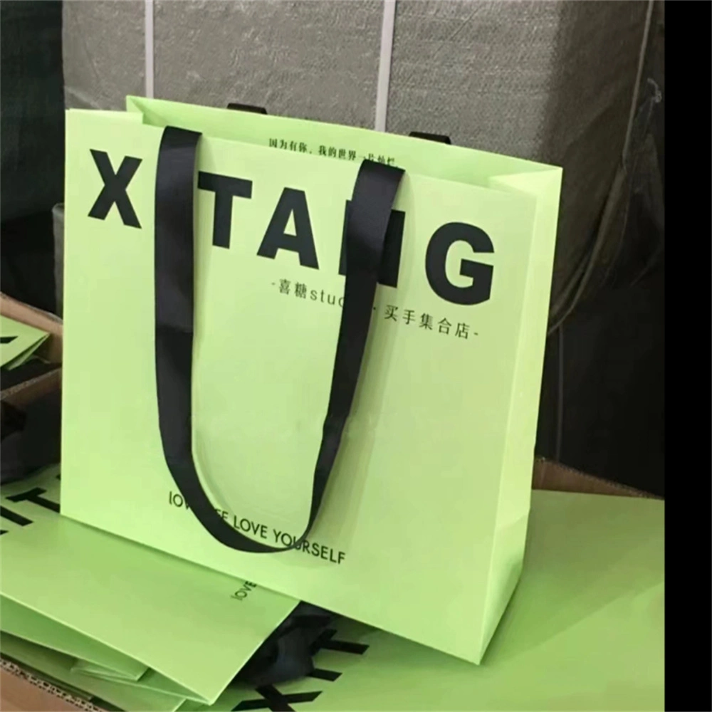 Moda de lujo Diseño personalizado Logo Kraft impresión al por mayor Eco friendly Compras Embalaje Blanco cartón bolsas de papel con asa