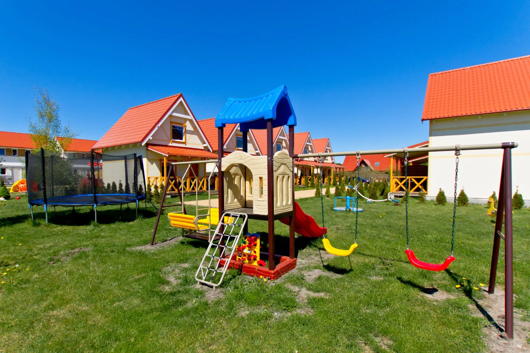 Newest Outdoor and Plastic Material Amusement Park Sets with Swing Set Slide