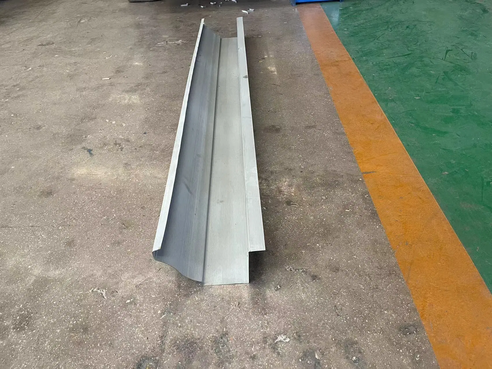 Tanque de recolha de água metálica Aço chuva Máquina de formação de rolo de sardas Máquina de fabricação de calha de cotovelo tipo K galvanizado DOWNSPOUT