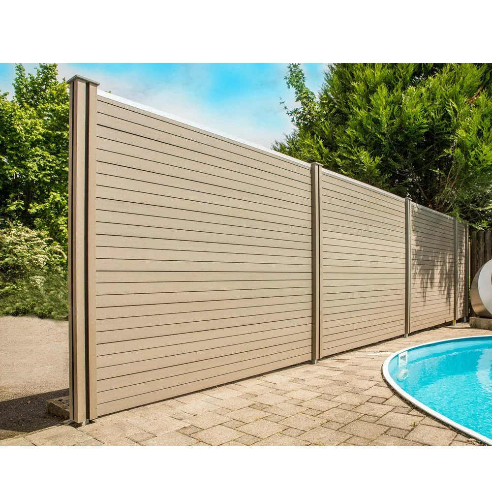 Clôtures de piscine en composite bois-plastique décoratives de jardin modernes faciles à installer pour une intimité, avec panneaux de clôture en WPC.