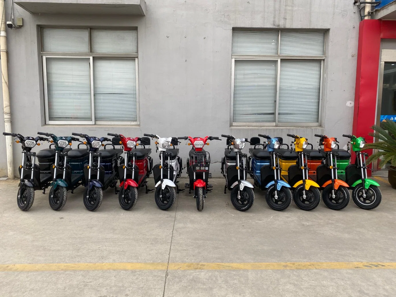 2023 Nouvelle arrivée vélo électrique Scooter outil qui peut transporter plus de panier de biens