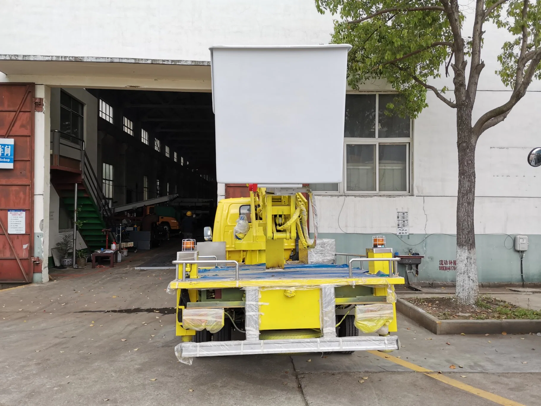 Japanese Brand 14m Hydraulic Aerial Platform Truck for Man Lift